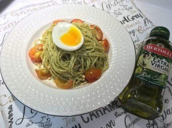 step4: 灑上少許已炒香的松子仁，放上開邊溏心蛋。完成！