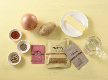 step1: <span class="group_1">食材</span>大集合。洋蔥切絲，馬鈴薯洗淨去皮備用。