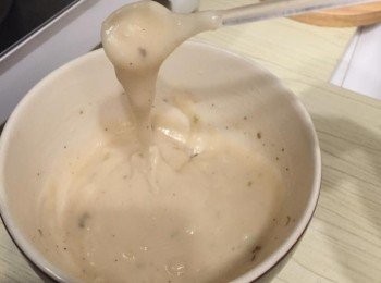 step3: 所有醬汁材料拌勻，放入微波爐，高火煮大概1分30秒，會冒泡泡（小心熱）！（提議用較高身的器皿，煮汁時不宜用高火於微波爐不停煮，否則會滾瀉！尤其是放了奶油那些醬汁。過程中稍微停一下再繼續會較好。）