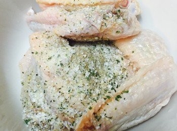 step1: <a href="https://bit.ly/3zHU5V3" target="_blank" data-keyword="雞翼" class="guide-link"><strong>雞翼</strong></a> <span style="display:inline-block;vertical-align:middle;margin-top:-3px;color:initial;border-radius:3px;padding:2px 3px;font-size:12px;line-height:14px;background:#87d300;color:#fff;">即買</span> 解凍洗淨，放<span class="group_2">醃料</span>醃最少30分鐘。