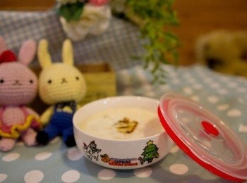 step1: 奶油小火融化炒麵糊後加入牛奶及高湯攪勻後等湯滾糊化，加玉米和玉米醬