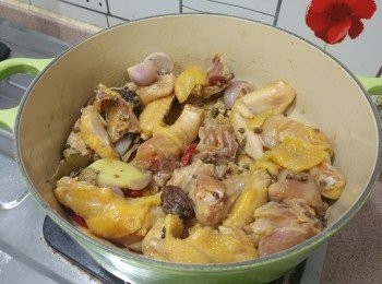 step4: 加入雞件爆炒至稍微變色