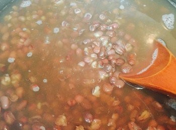 step2: 紅豆再加約1.5公升水，加蓋中大火煮滾後轉小火，繼續煮約1小時至全部爆開。熄火沖水至水色變清，瀝乾。