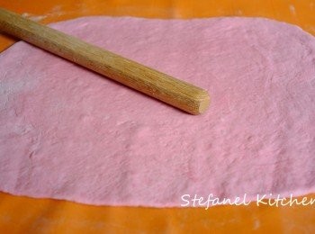 step4: 把整份麵團按平排氣，在檯上麵粉棍及洒上麵粉，用麵粉棍擀平整塊麵團