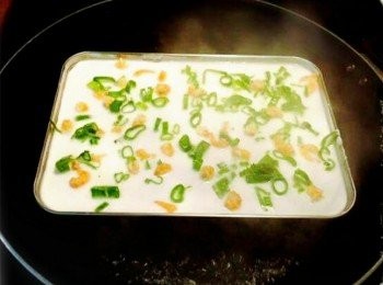 step4: 預備長淺鐵盤一個，底部掃油，倒下適量粉漿，再均勻撒下蝦米同蔥，❴記住整個蒸嘅過程，都不用蓋煲蓋❵