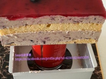 step9: 脱模時先用蛋糕模放在窄身的物件上，然後慢慢向下脱模