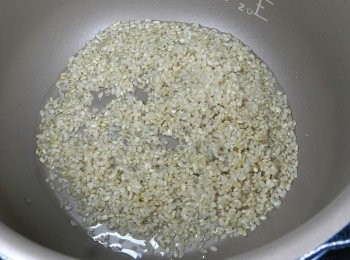 step1: 糙米洗淨放入內鍋中