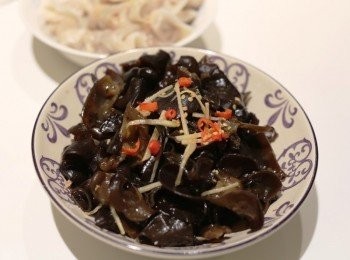 step2: 用滾水煮木耳3分鐘。