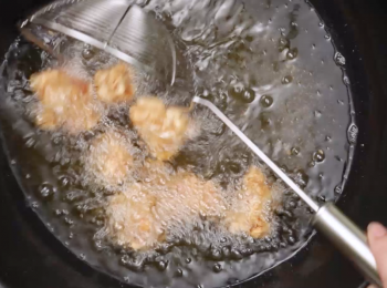 step2: 拍去多餘的粉，放入熱油鍋炸三至四分鐘至金黃色