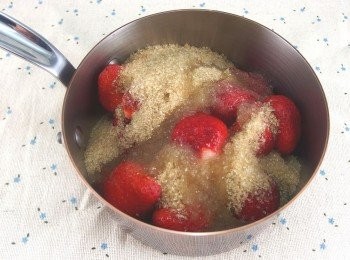 step2: 準備一個銅鍋或厚底鍋,放入草莓及砂糖,加入檸檬汁後靜置1-2小時。