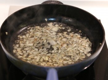step4: 熱鍋下油爆香洋蔥後加入白酒，滾後轉小火