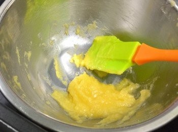 step1: 先將15g牛油用熱水坐溶變溶液，再加入篩過的高筋麵粉伴勻至糊狀