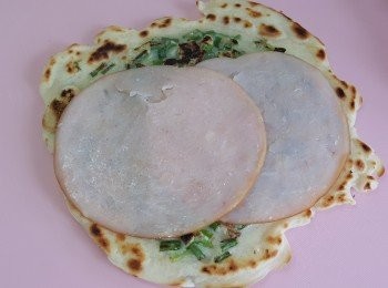 step7: 將麵餅盛起，加入火<a href="https://bit.ly/3EZL8dD" target="_blank" data-keyword="雞胸" class="guide-link"><strong>雞胸</strong></a> <span style="display:inline-block;vertical-align:middle;margin-top:-3px;color:initial;border-radius:3px;padding:2px 3px;font-size:12px;line-height:14px;background:#87d300;color:#fff;">即買</span> 片。