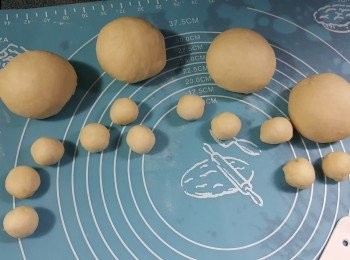 step8: 再於每份麵糰磅出3粒5g1粒麵糰，再將大細麵糰分別滾圓（如覺得痴手可灑少許高筋麵粉於枱面）