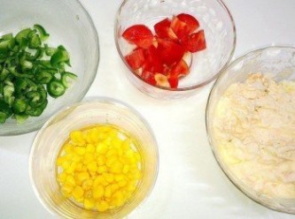 step3: 鮪魚罐頭把油去掉後和洋蔥,美乃滋,胡椒混合拌勻,蕃茄和青椒都切成小塊,玉米粒也準備好