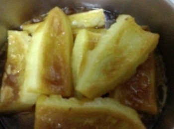 step2: 放進滷汁加二塊蔭瓜和蔭瓜汁一起滷20~30分鐘就好囉~簡單煮~健康吃~^^