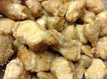 step6: 起油鍋炸杏鮑菇炸至金黃色撈起，再次拉高油溫，杏鮑菇下鍋30秒再撈起來
Ps此種兩次炸法會比較酥，不會油膩