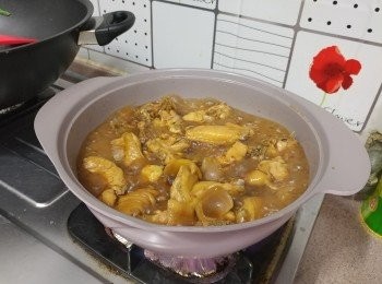 step5: 開蓋， 轉為中大火收汁及最後調味， 灑上適量唐芹段及辣椒粒， 上蓋焗一會便可進食。