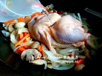 step7: 加入一杯水份量用中火煮滾 , 再蓋上蓋轉慢火煮20分鐘