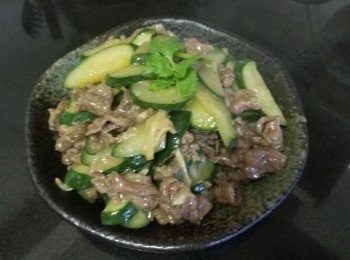 step6: 青瓜清洗後切件備用，牛展清洗後切片，用少少糖，雞粉，麻油，生粉，魚露，黃酒醃 30 分鐘備用。
起油鑊爆香蒜頭，乾蔥，薑絲大火快炒牛展半熟備用。
再爆香蒜頭，乾蔥，薑絲爆炒青瓜，轉中細火加半碗水，少少糖，雞粉煮滾，將牛展回鑊，轉大火煮至收汁，用少少生粉水埋芡，完成。