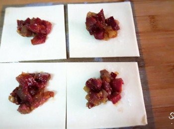 step7: 酥皮切作四小片 , 把叉燒餡放到中間 , 四邊掃上打散的蛋液 , 對摺成三角形