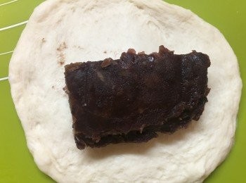 step5: 將粉團同紅豆餡各分成八份，餡料包入粉團。