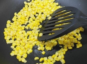 step1: 取一鍋加入些許奶油~~奶油融化後加入玉米一起拌炒!!!