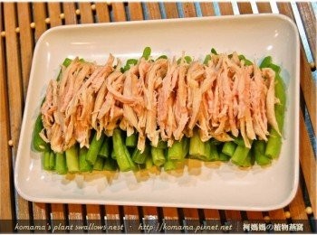 step5: 將<a href="https://bit.ly/3EZL8dD" target="_blank" data-keyword="雞胸" class="guide-link"><strong>雞胸</strong></a> <span style="display:inline-block;vertical-align:middle;margin-top:-3px;color:initial;border-radius:3px;padding:2px 3px;font-size:12px;line-height:14px;background:#87d300;color:#fff;">即買</span> 肉用手直接撕成絲狀後，也整齊地擺放在四季豆的上面。
