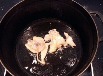 step2: 挑選比較肥的雞皮及肥油下鍋煸出油脂。
