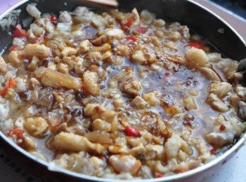 step8: 再放些少許的米酒滾煮約15分鐘