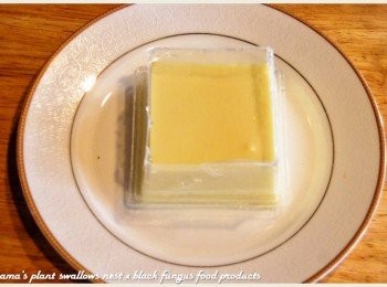 step2: 將芙蓉豆腐倒扣在盤中，並將其容器的底部剪開，套在其上作為模具使用。