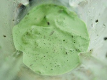 step1: 將所有材料用攪拌機攪勻即可，如想要綠色，可加綠色食用色素