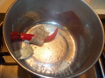 step2: 取小鍋子,倒入<span class="group_2">調味料</span>,蒜碎,薑片及辣椒小火煮滾,就放入步驟1拌勻.