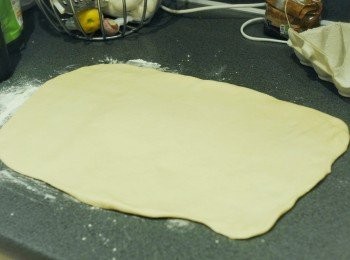 step6: 拿出麵糰，用手按壓麵糰，排出空氣（不用再搓麵糰）擀成長方形（約40 x 25厘米），一厘米厚