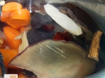 step2: **高速煲：將所有材料放入煲中，開啟煲湯模式，飲用前再煲15分鐘，用鹽調味即可