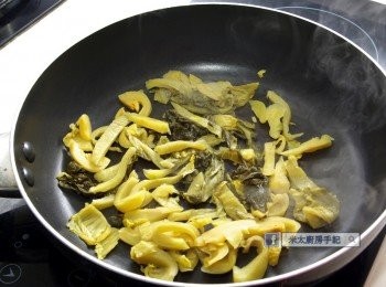step4: 平底鍋燒熱，不放油，直接下酸菜略煸至水分蒸發，撈起備用。