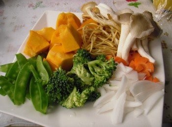 step2: 備料:如圖~將南瓜塊蒸熟，綠花椰及豌豆夾可先用滾水川燙過