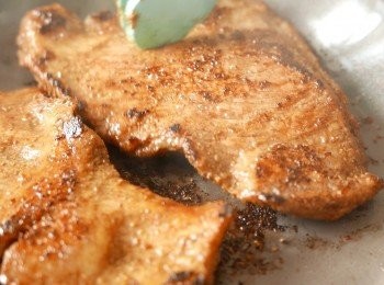 step5: 以中小火熱鍋子，用廚紙薄薄的抹上一層油後，下豬頸肉煎3分鐘，翻面後多煎3分鐘。