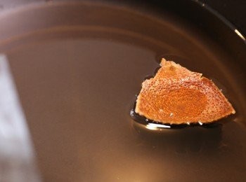 step4: 凍水加入陳皮後大火煮滾