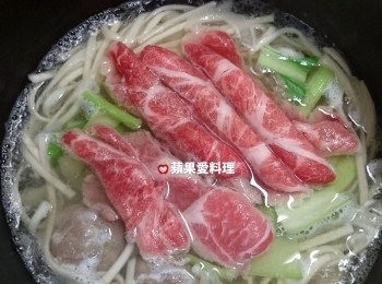 step2: 麵條8分熟時，放入青江菜梗、小白菜梗、肉片。