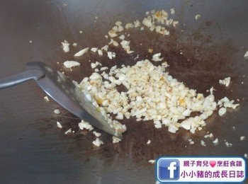 step4: 又用少少油爆香蒜蓉，之後加入1湯匙糖，當糖溶晒之後亦都可以盛起備用~