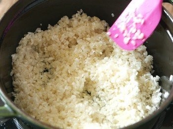 step5: 下蒜頭和珍珠米炒至聞香後關火。