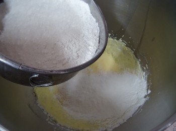 step4: 加入已篩好的麵粉和發粉, 慢速攪拌至充分混合