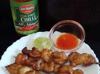 step3: 享用時可掃少許地捫泰式甜辣醬, 更加滋味.