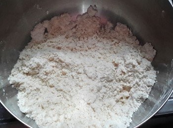 step3: 下無鹽牛油，用手與麵粉拌勻，成麵包糠般