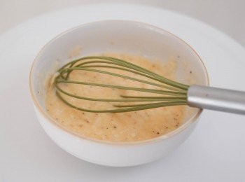 step2: 將Parmesan cheese磨成碎，下雞蛋拌勻，再下鹽及黑胡椒粉調味 （*如喜歡更Creamy，可多加一隻蛋黃）
