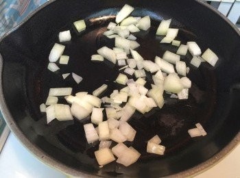 step3: 凍pan 下油及洋蔥粒炒香3分鐘