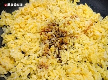 step6: 倒入<span class="group_2">調味料</span>拌炒。