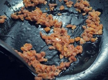 step2: 菜圃反覆清洗鹹味雜質.擰乾下鍋拌炒出香氣