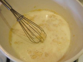 step3: *放入一半蘑菇，洋蔥熬煮。